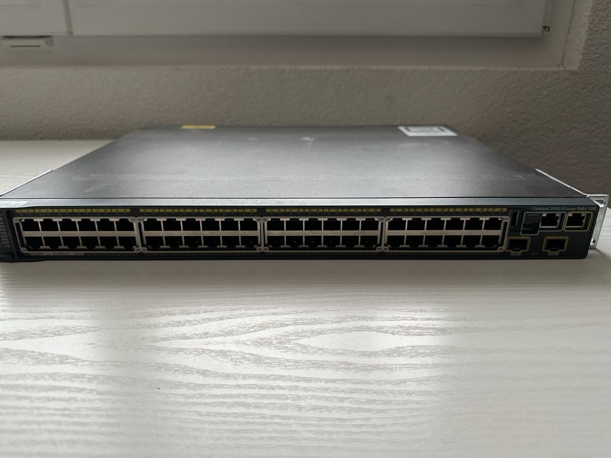 Cisco Hub & Switch: Cisco Catalyst 2960S-48LPD-L Switch – Usato da Altstätten SG venduto da Cobra96