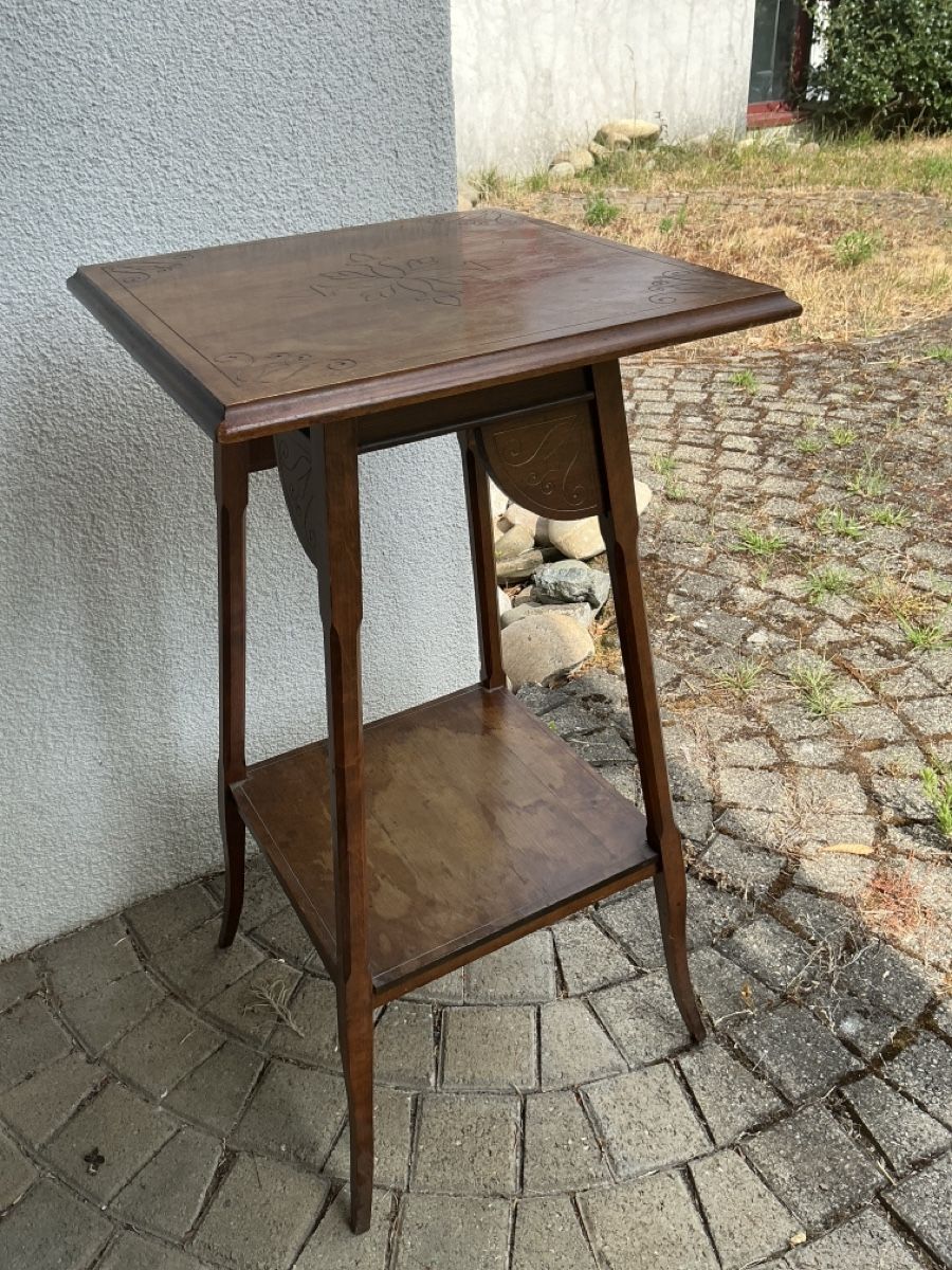 Tables: Kleiner vintage Holztisch – D'occasion à Oberwil BL par 400_p2wn