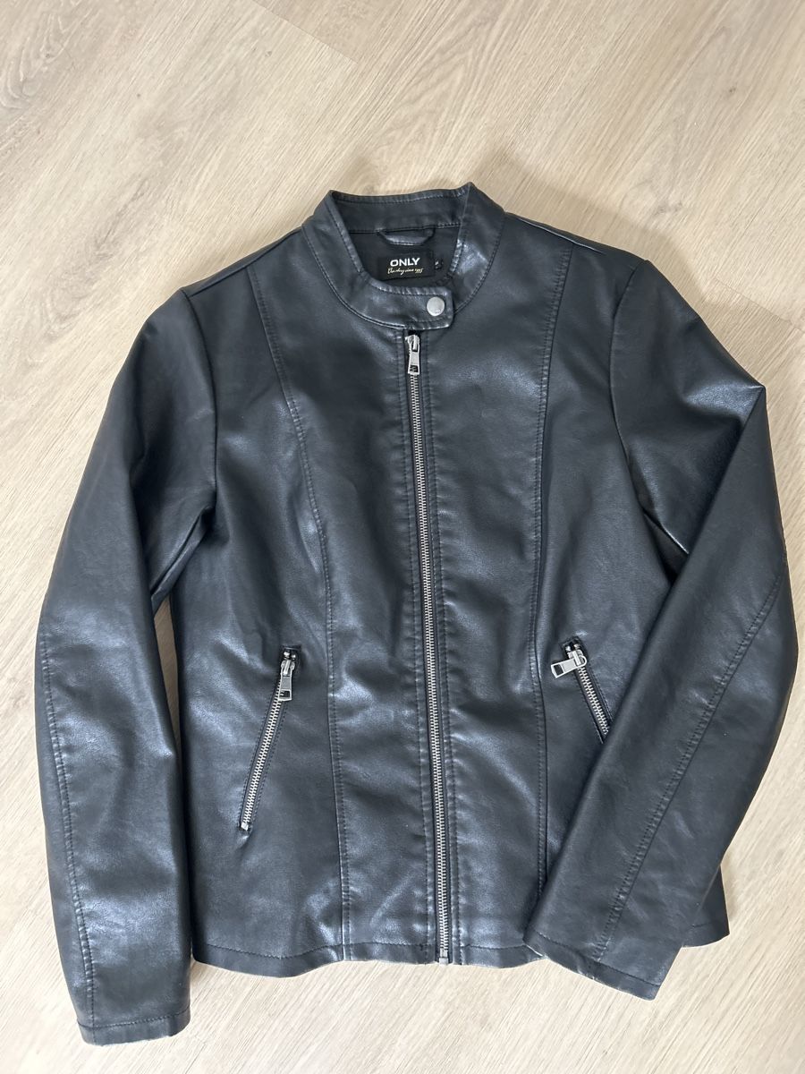 Only Giacche: Schwarze ONLY Kunstlederjacke, Grösse M – Usato da Huttwil venduto da steiner_rahel