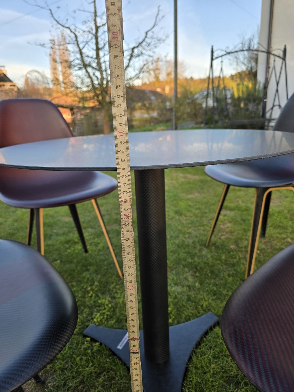 Set di tavolo e panche: Tisch mit Stühle aus 100% Carbon – Usato da Hettiswil venduto da Keeoll 2