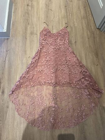 Belle robe XS asymétrique rose brodée