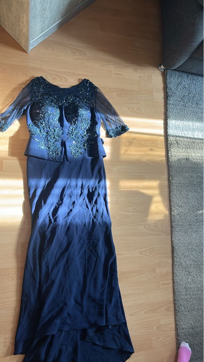 Robes: Abendkleid dunkelblau Grösse L bestickt – D'occasion à Lachen SZ par Nili2021