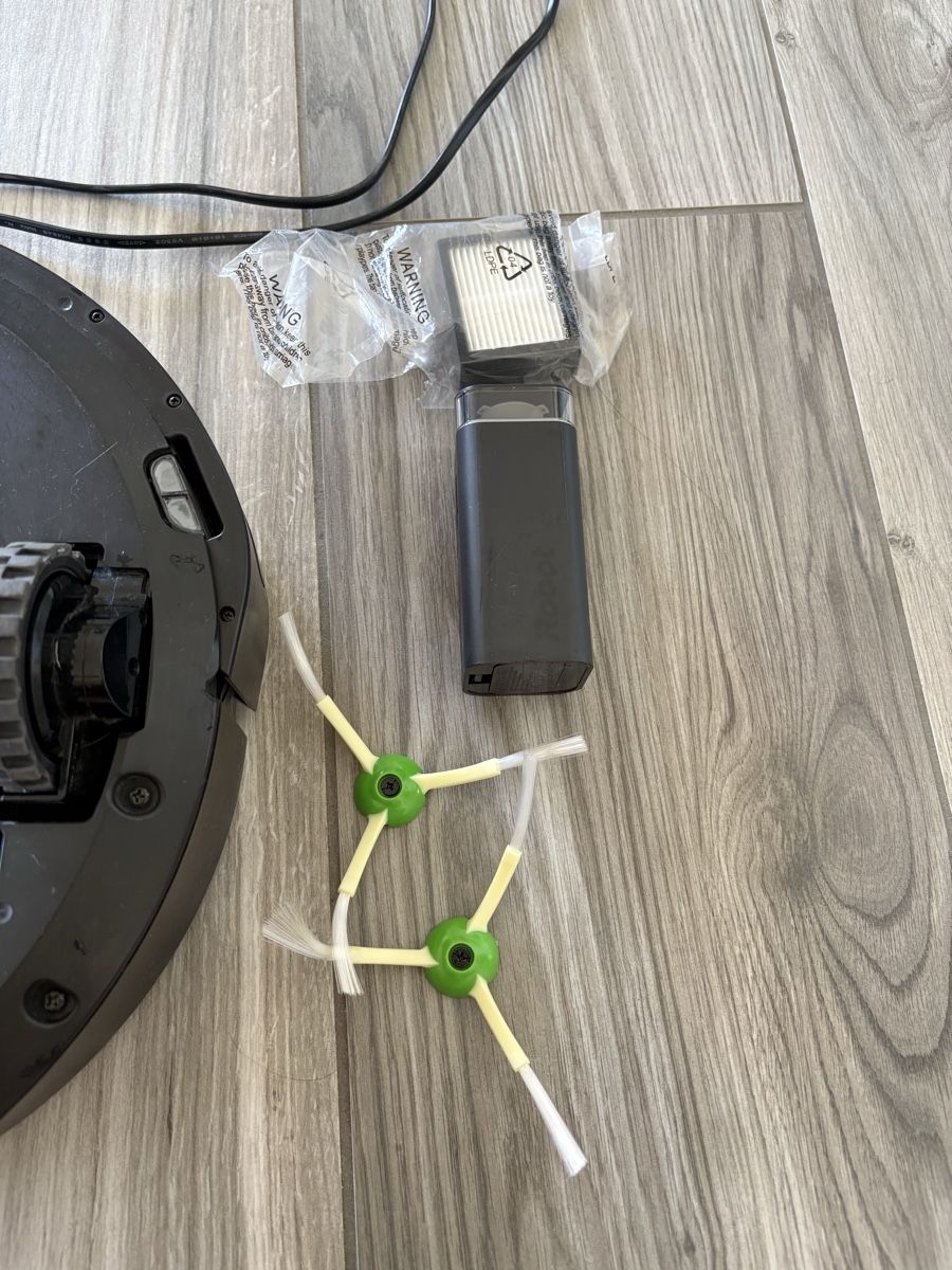 Irobot Aspirapolveri & Accessori: iRobot Roomba e5 Saugroboter mit Zubehoer Zusi – Usato da Bülach venduto da Adlikerin01 1