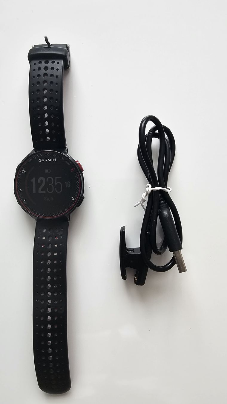 Garmin Smartwatch: Garmin Forerunner 235 schwarz rot mit Ladekabel – Usato da Port venduto da sold54