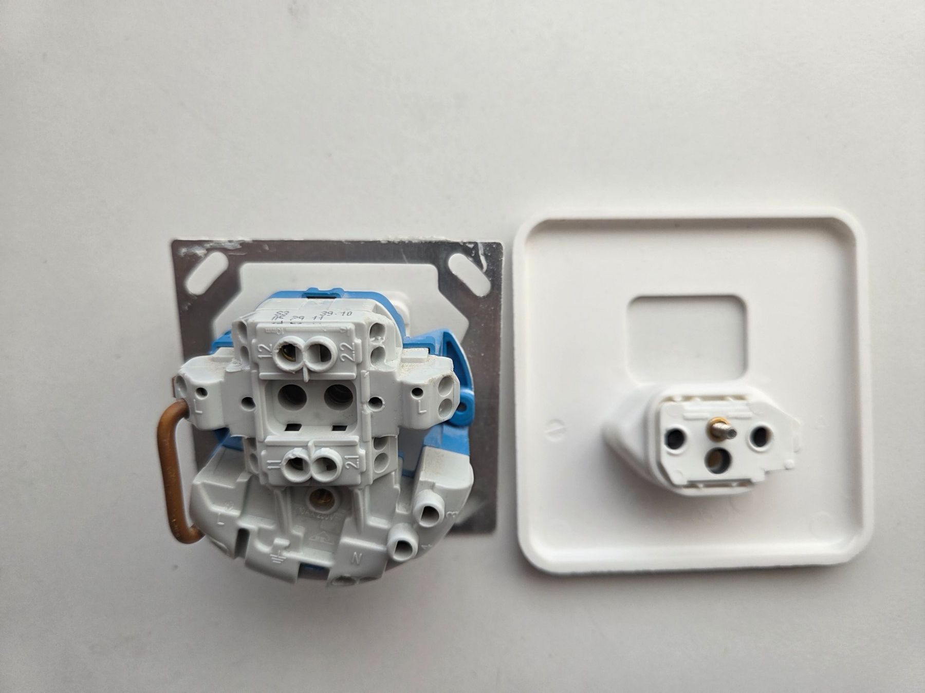 Hager Stecker: Hager UP Kleinkombi Sch3/T13 Steckdose – Gebraucht aus Zürich von Alibaba1234 3