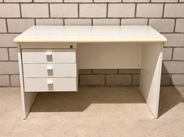 Massiver Schreibtisch mit Schubladen