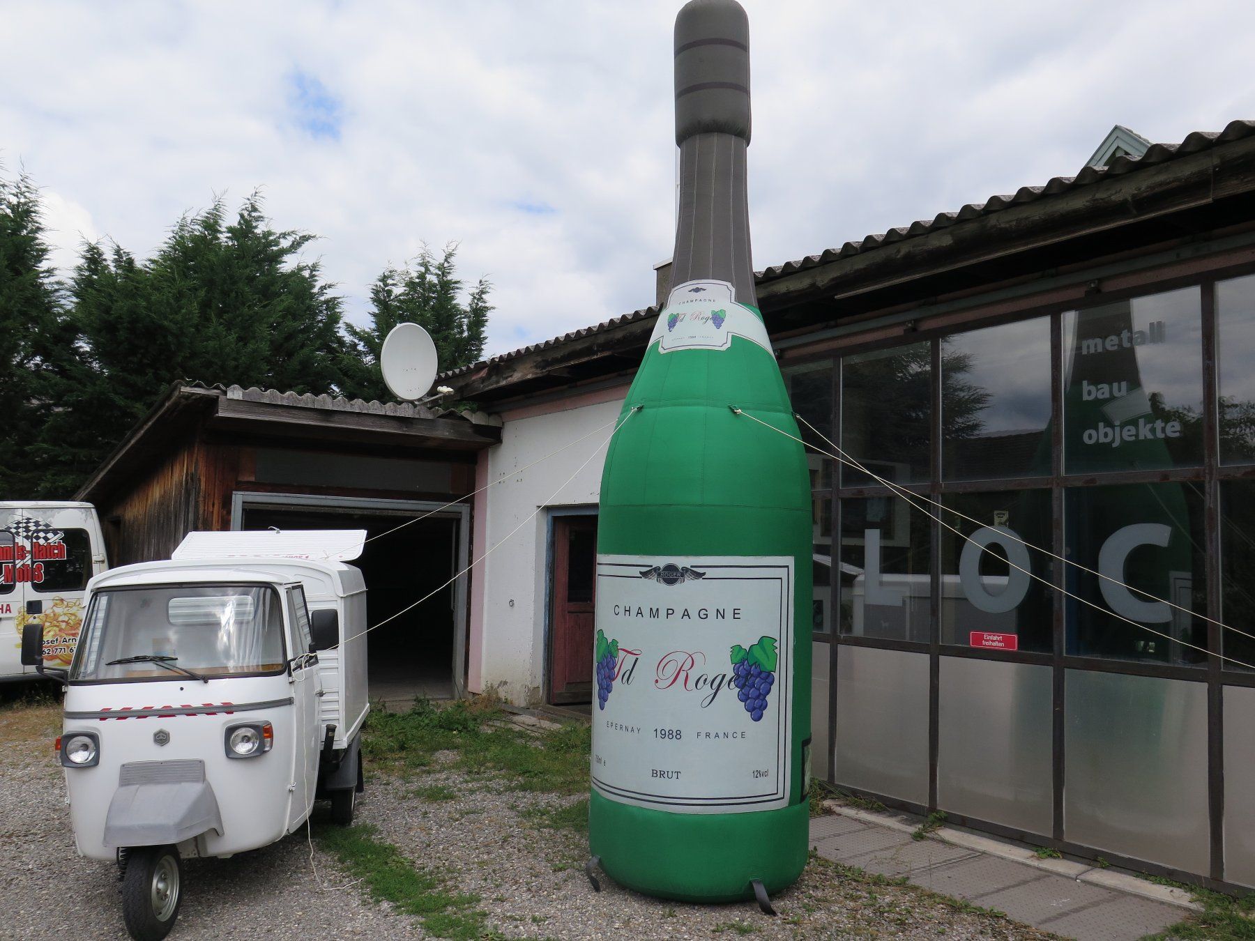 Tutte le decorazioni: Champagner Flasche XXL 4,5 Meter Blickfang – Usato da Meisterschwanden venduto da Curriculum
