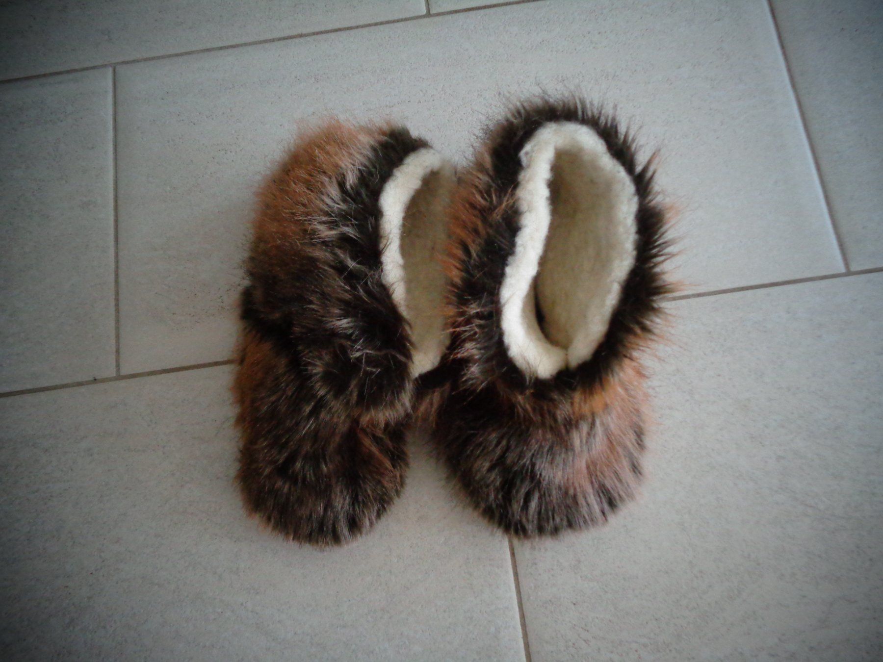Scarpe da donna: HAUSSCHUHE GR.38/39 – Usato da Rotkreuz venduto da Samballi