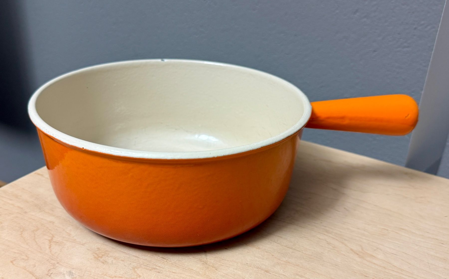 Caquelon à fondue en fonte ancien de la marque française Le Creuset