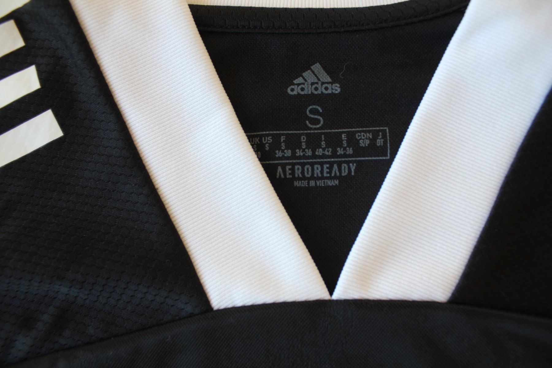 Adidas T-shirt: T-shirt Adidas noir  t. S – Usato da Peseux venduto da Gilloss 3