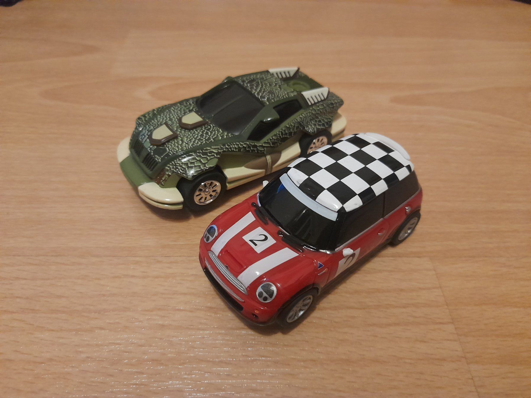 Carrera Rennbahnen: 2 Carrera Go Autos Mini Cooper... – Gebraucht aus Lustmühle von chevi03