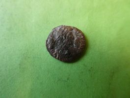 uralte Bronzemünze    14 mm     0.49 g
