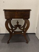Antiker Nähtisch aus Holz mit Fächern guter Zustand