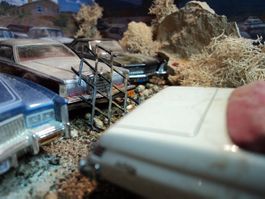 Diorama mit US Cars, Autofriedhof 1/43