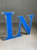 Grosse Leuchtreklame Buchstaben "I" & "N"