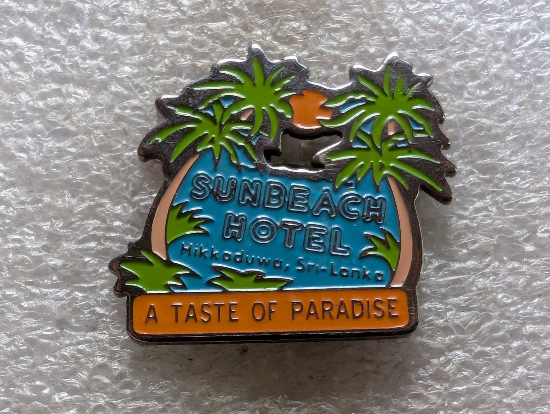 Placchette & Badge: Ansteckpin 219: Sunbeach Hotel – Usato da Oppligen venduto da Pin-Fall-Shop