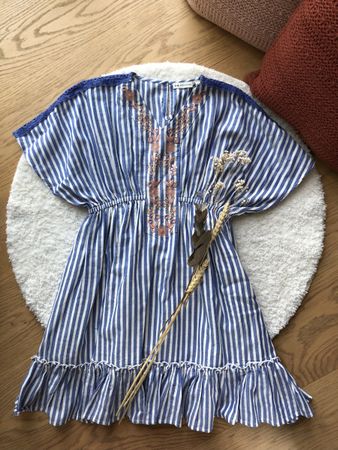 Mädchenkleid gestreift mit Stickerei Gr. 140 NEU