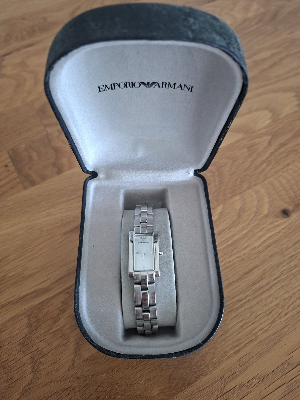 Armani Uhren: Emporio Armani Damenuhr, Silber – Gebraucht aus Hitzkirch von Emanuela.Cucco