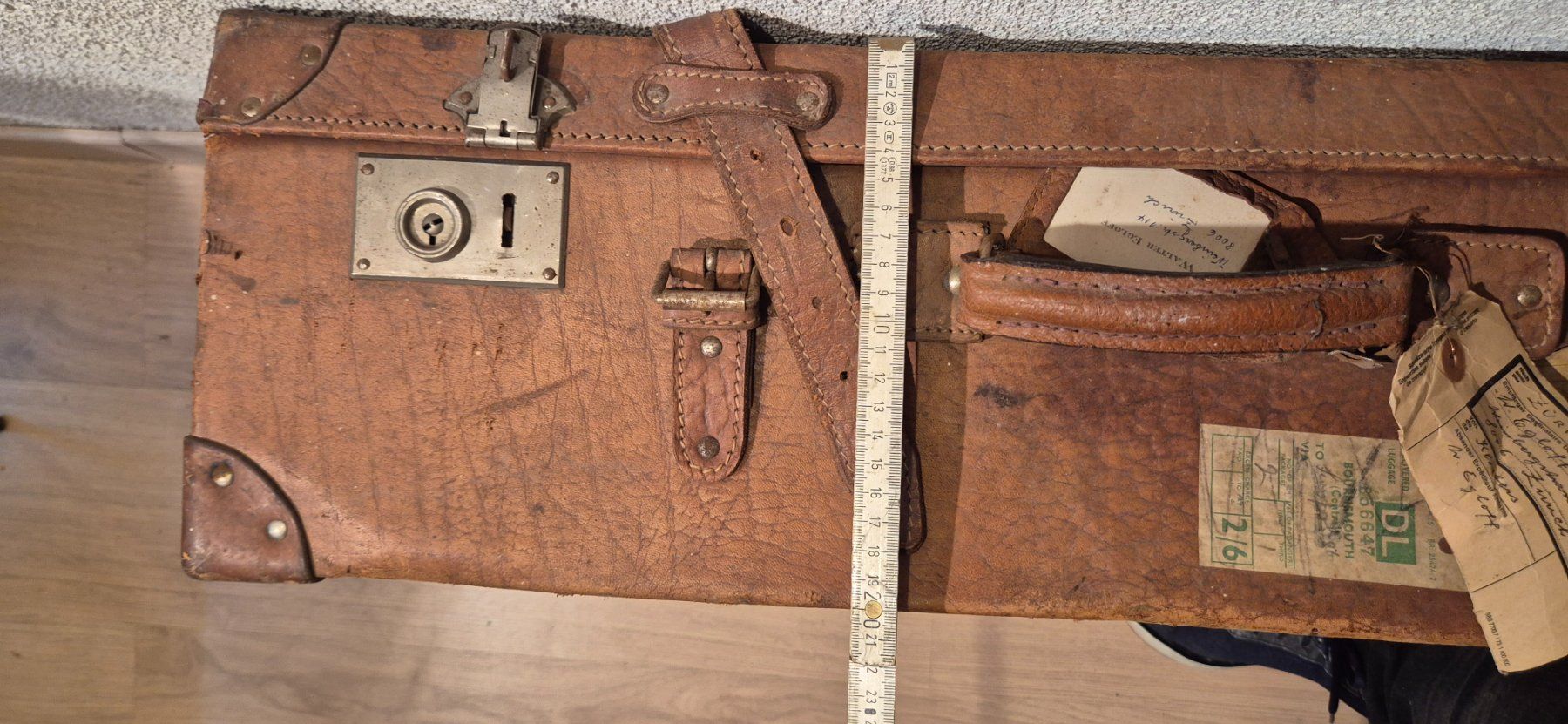 Valigie: antiker Koffer aus Leder mit Geschichte... – Usato da Neerach venduto da SilliS 6