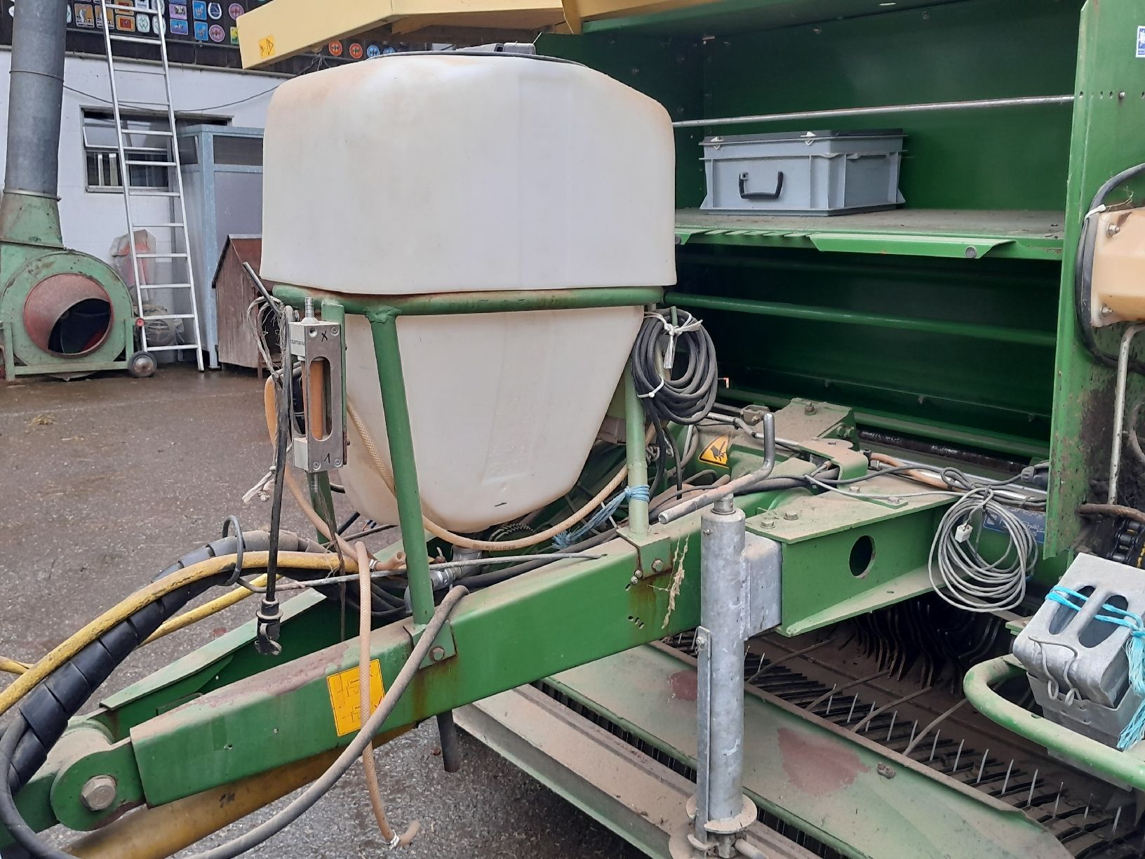 Krone Tutte le macchine: Krone Vario Pack 1500 – Usato da Kaltbrunn venduto da mic_7kfn 4