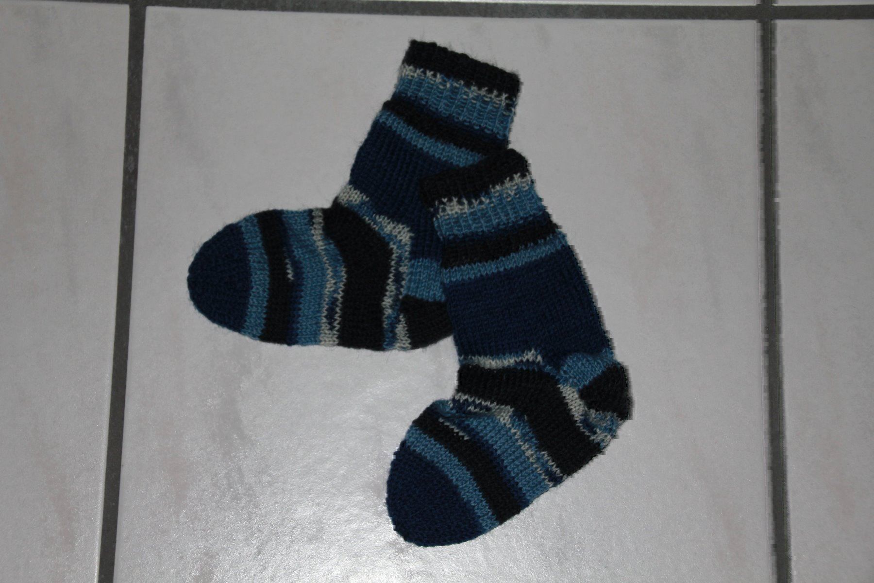 Calze per bambini: Handgestrickte Kindersocken Grösse 24/25 – Nuovo e nell'imballaggio originale da Wallenwil venduto da Sahron
