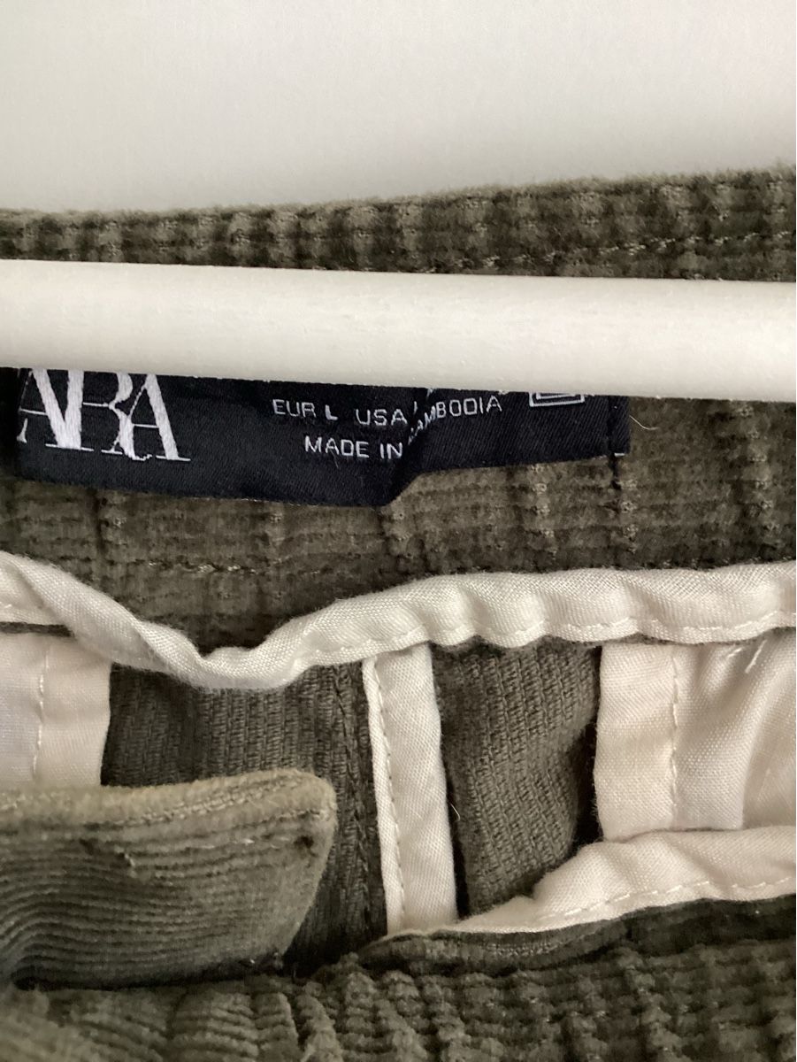Zara Hosen: Zara Cordhose, oliv, Gr. L – Gebraucht aus Zürich von Struktur 2