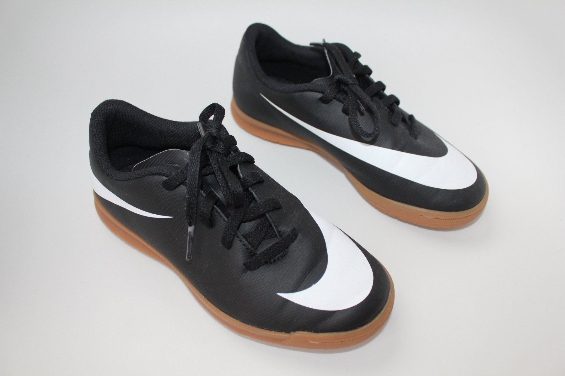 Nike Scarpe per ragazzi: Chaussures de footbal Nike taille env. 33 - 34 – Usato da Peseux venduto da Gilloss 2