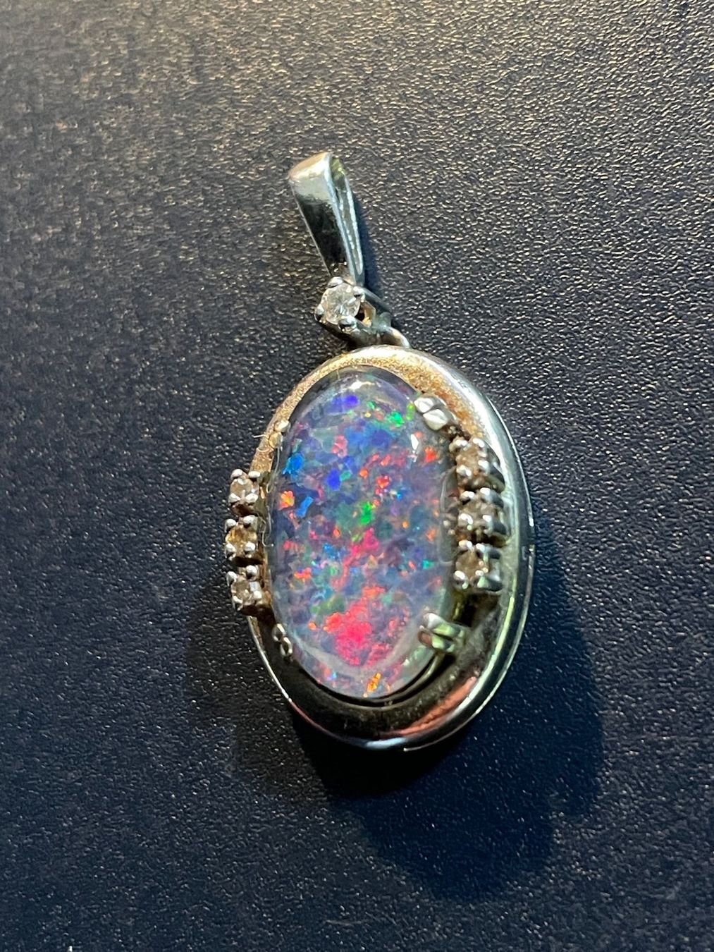 Ciondoli: Anhänger Opal mit Weissgold Einfassung 585er mit Steinen – Usato da Volketswil venduto da rubin74 2