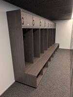 Garderobe / Wardrobe (Umkleide für Büro oder Sporthalle)