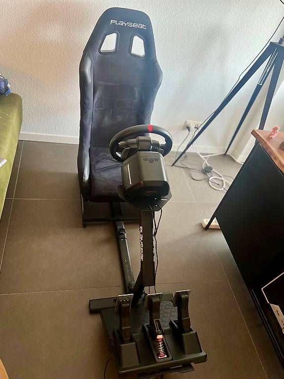 Thrustmaster Manettes: Gaming-Lenkrad mit Halterung und Sitzt – D'occasion à Zug par tir_r2nd