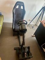 Gaming-Lenkrad mit Halterung und Sitzt