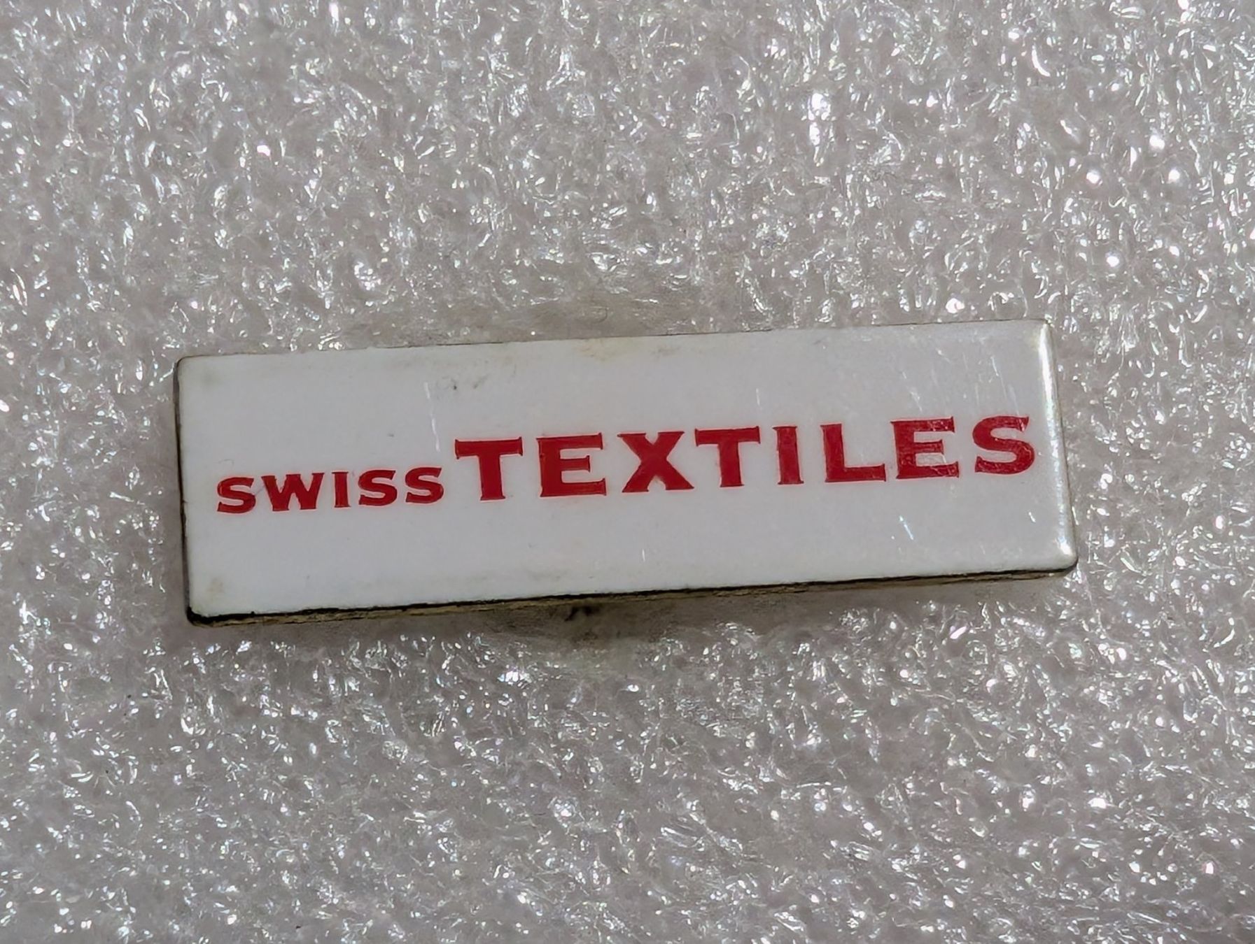 Plaketten & Abzeichen: Ansteckpin 275: Swiss Textiles – Gebraucht aus Oppligen von Pin-Fall-Shop
