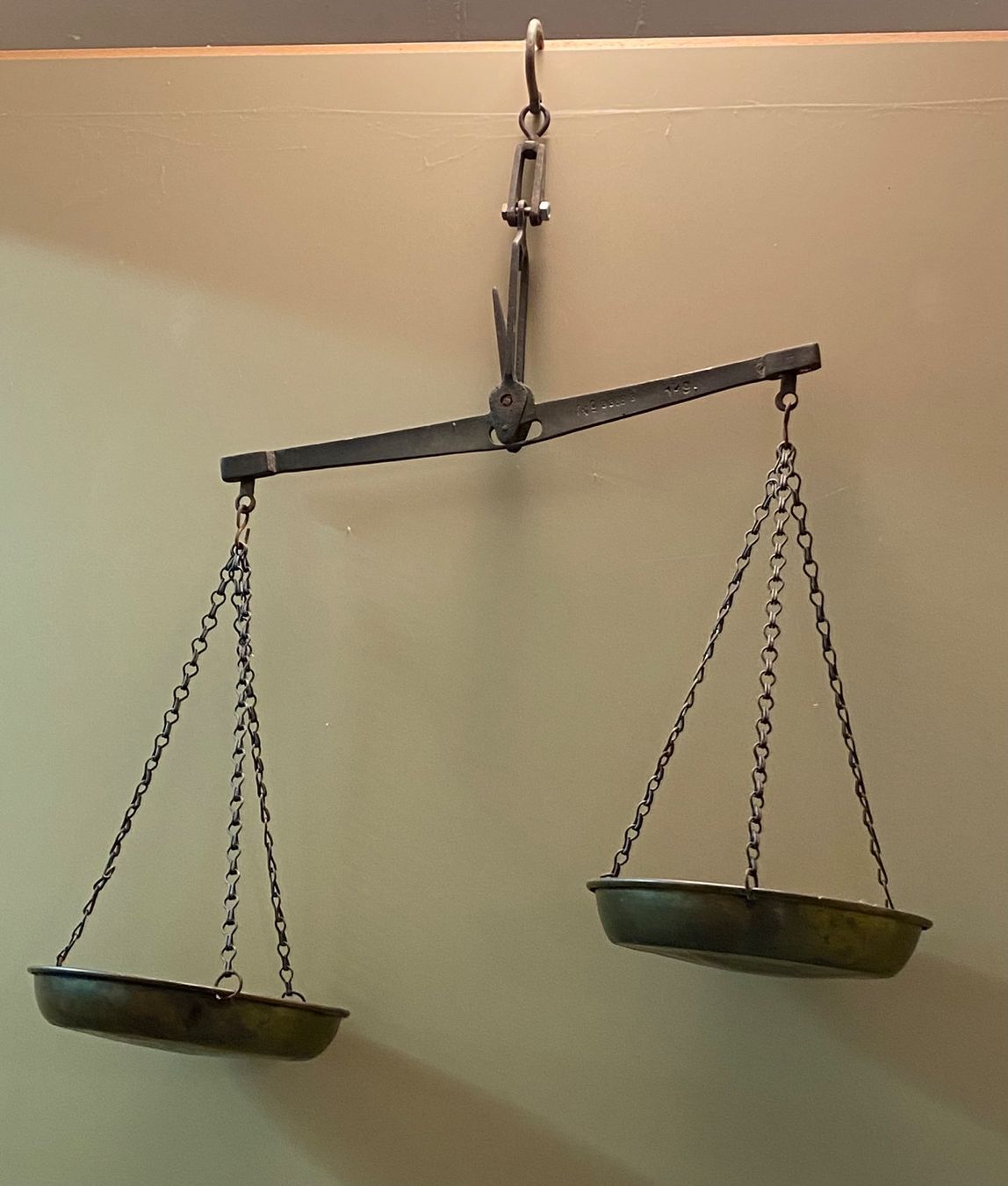 Bilance e pesi: Antike Waage mit 2 Schalen – Usato da Dietlikon venduto da Trukaip