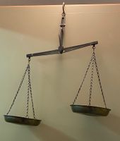 Antike Waage mit 2 Schalen