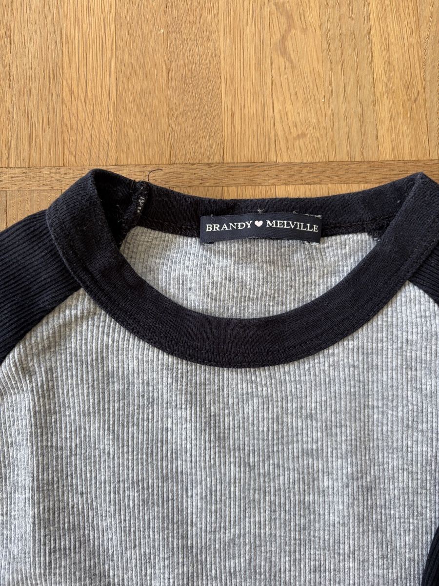 Brandy Melville Tops: Brandy Melville Raglan Longsleeve, One Size – D'occasion à Zürich par bib_ds9n 2