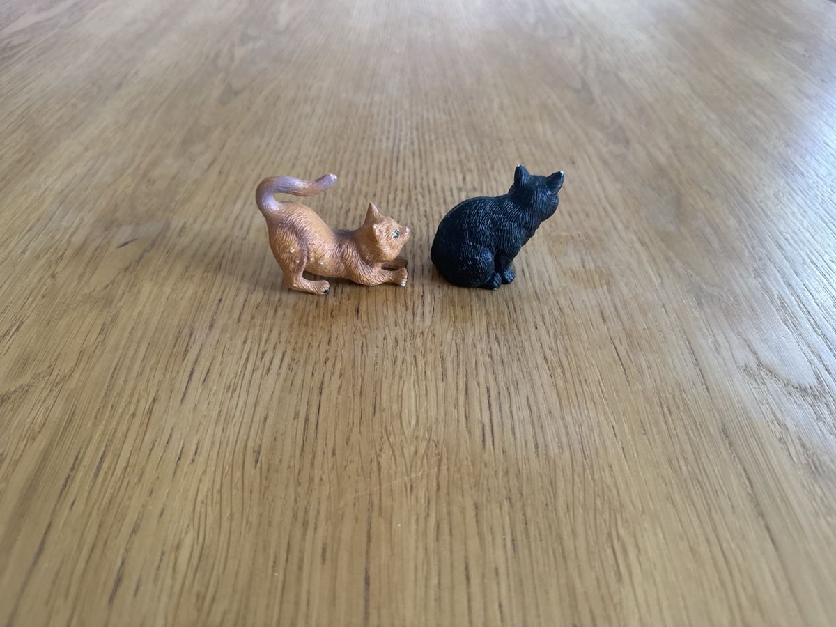 Figurines: 2 Katzenfiguren zum spielen – D'occasion à Zuerich par Rufab 1