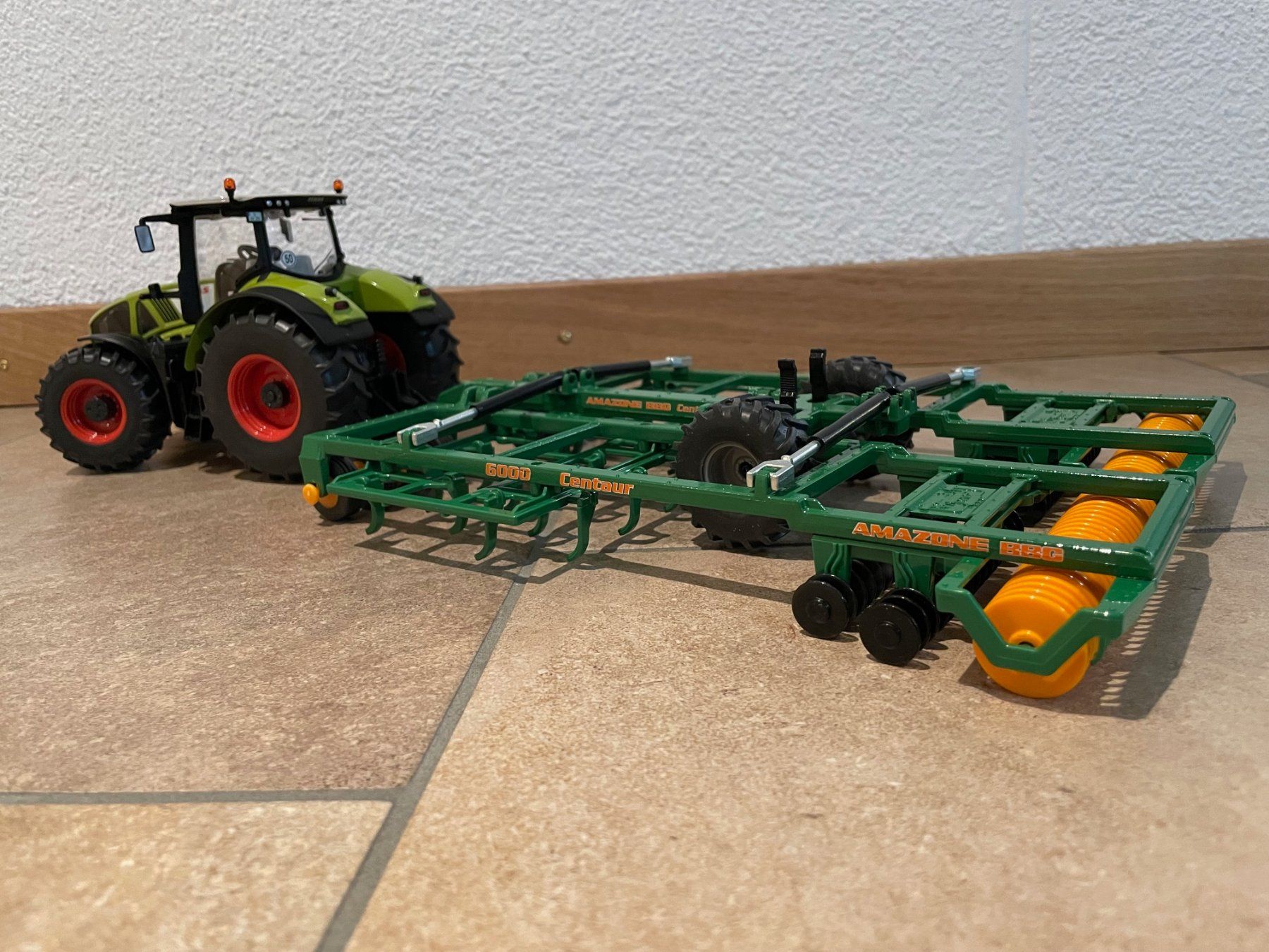 Claas Trattori: SIKU Claas Axion 950 mit Amazone – Nuovo e nell'imballaggio originale da Kreuzlingen venduto da Stefan1150 1