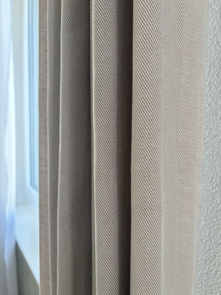 Tende: Gardinen/ Vorhänge 8-Set, hellbeige/weiss – Usato da Kilchberg ZH venduto da ros_9x58 6