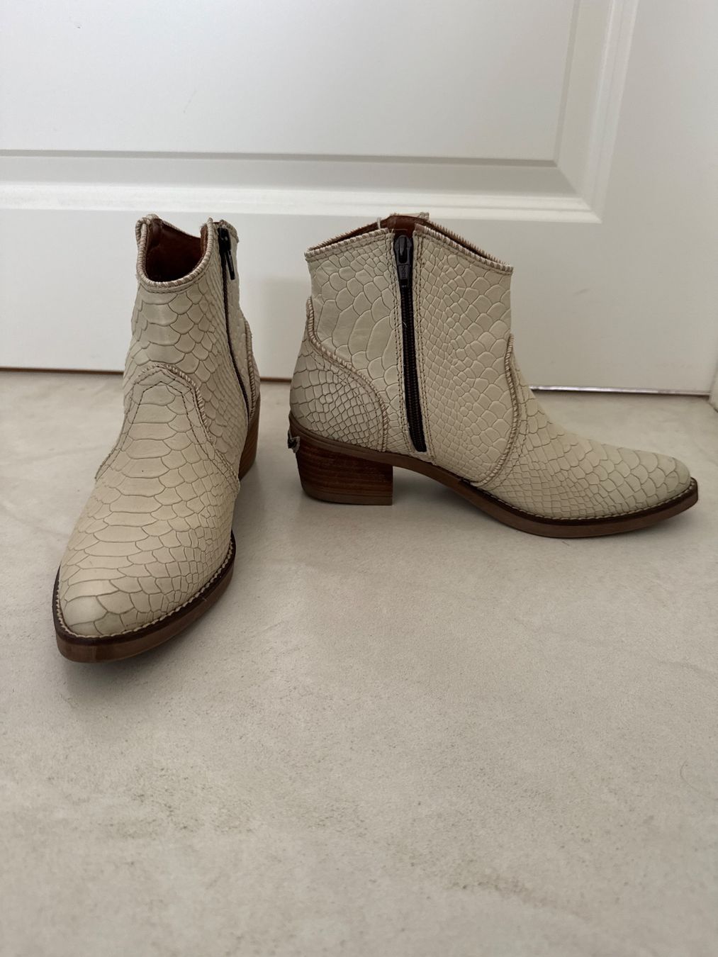 Damenschuhe: Belles bottines en cuir crème Nemonic – Gebraucht aus giffers von sev_c9x9 1