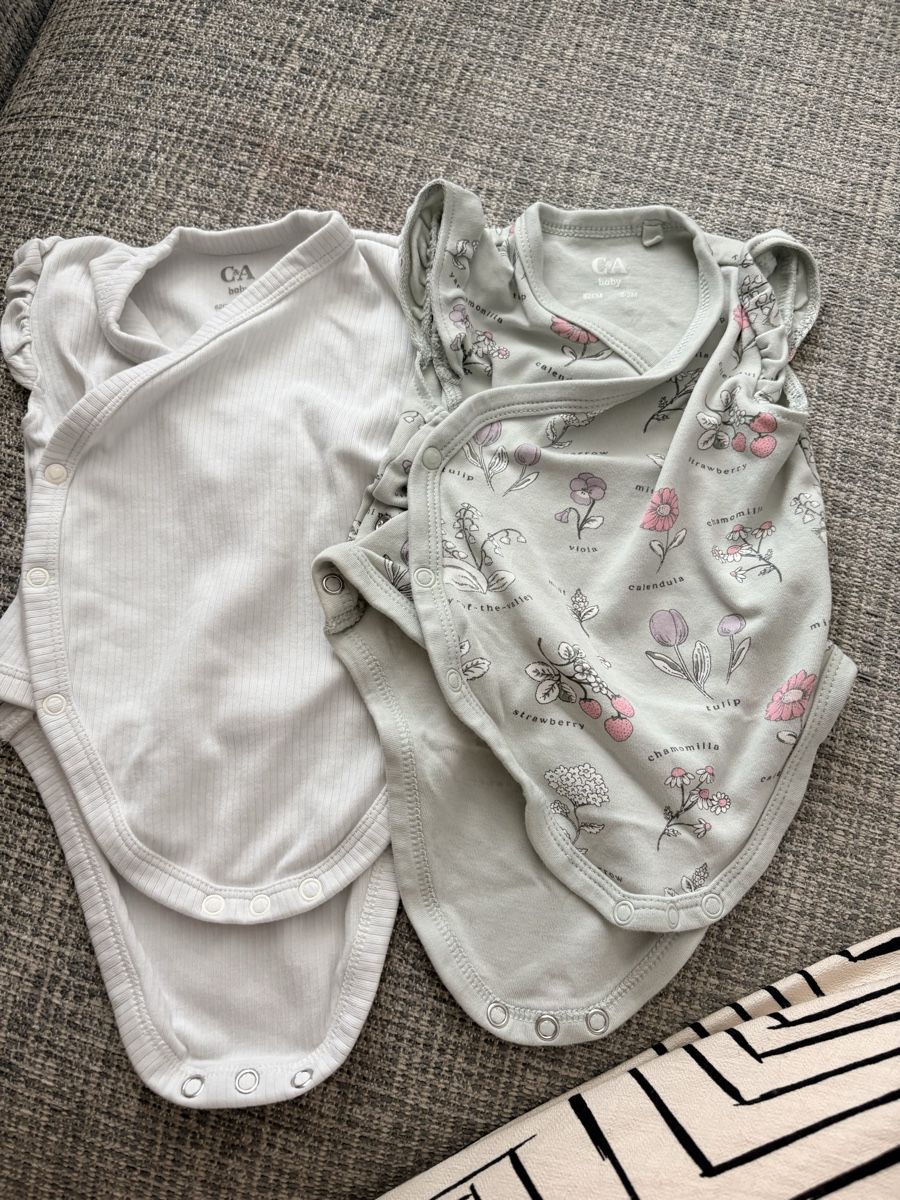 C&A Lotti & Set di vestiti: 2 Body C&A Baby Grösse 62cm – Usato da Münchenstein venduto da Miresolese