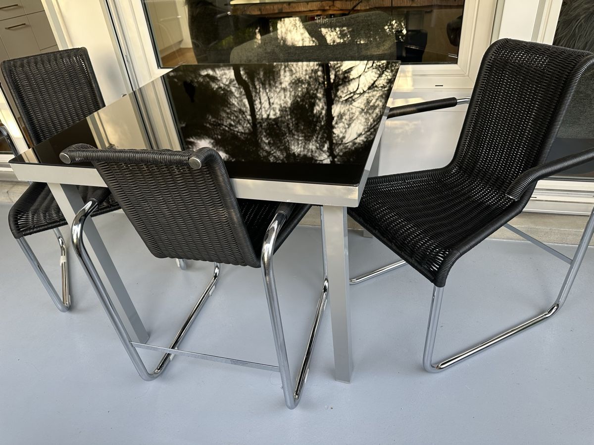 Set di tavolo e panche: Tisch und 3 Freischwinger Stühle  – Usato da Zürich venduto da von_7vbl 1
