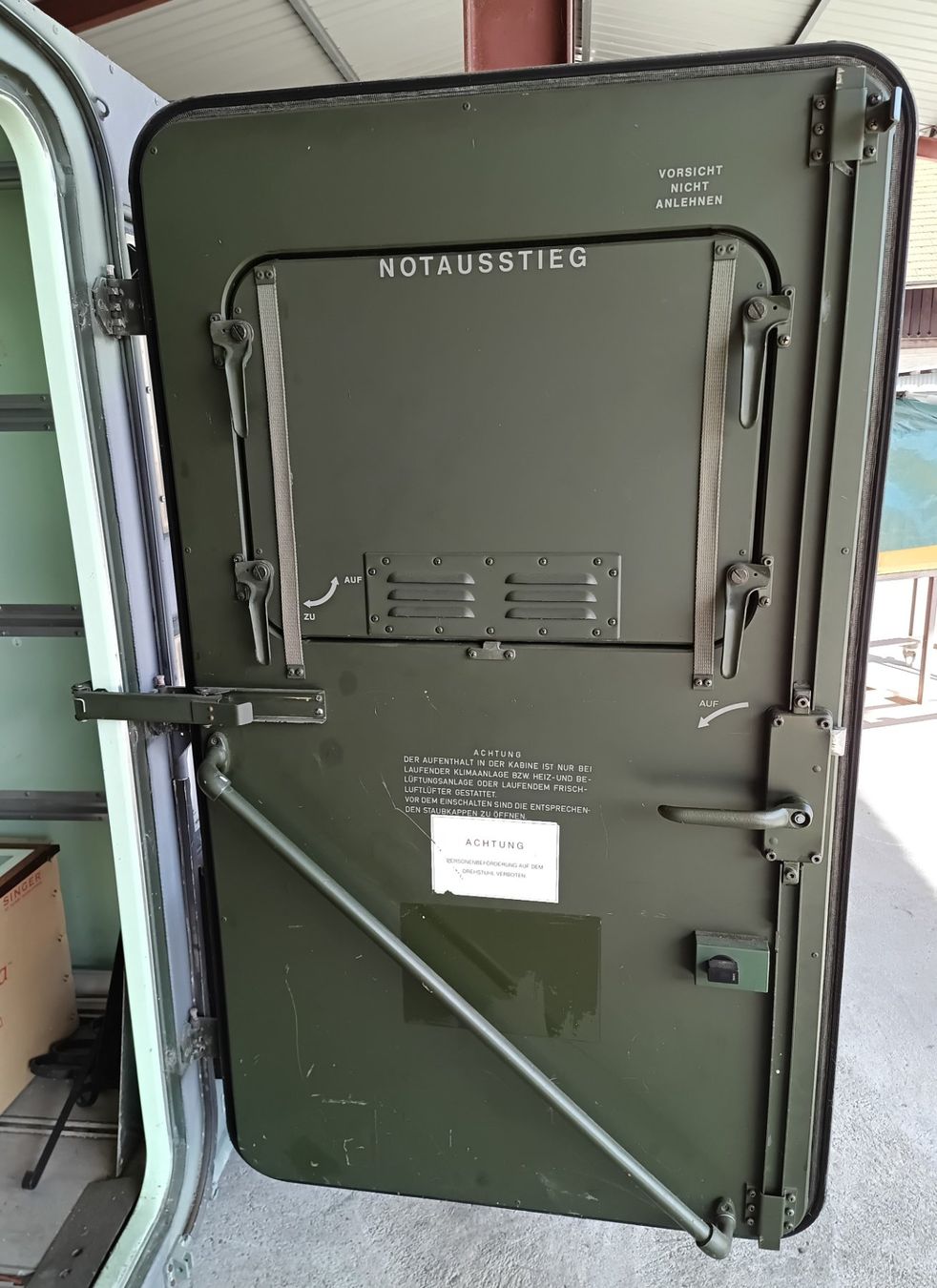 Contenitori edile: Funkcontainer der D-Bundeswehr – Usato da Hallwil venduto da Henryzb 7