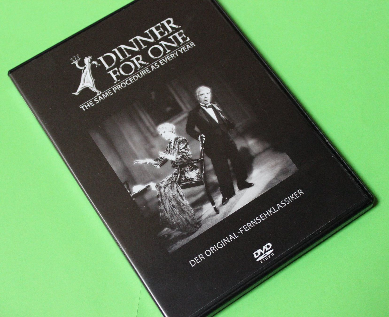 Tutti i DVDs: DINNER FOR ONE oder DER 90. GEBURTSTAG KULT-DVD – Usato da Tübach venduto da JamesStone