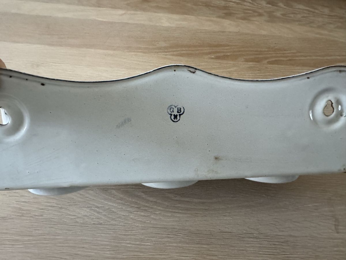 Cucine complete: Vintage Enamel Wall Shelf with 3 Pots – Usato da Basel venduto da FlorinBasel 2