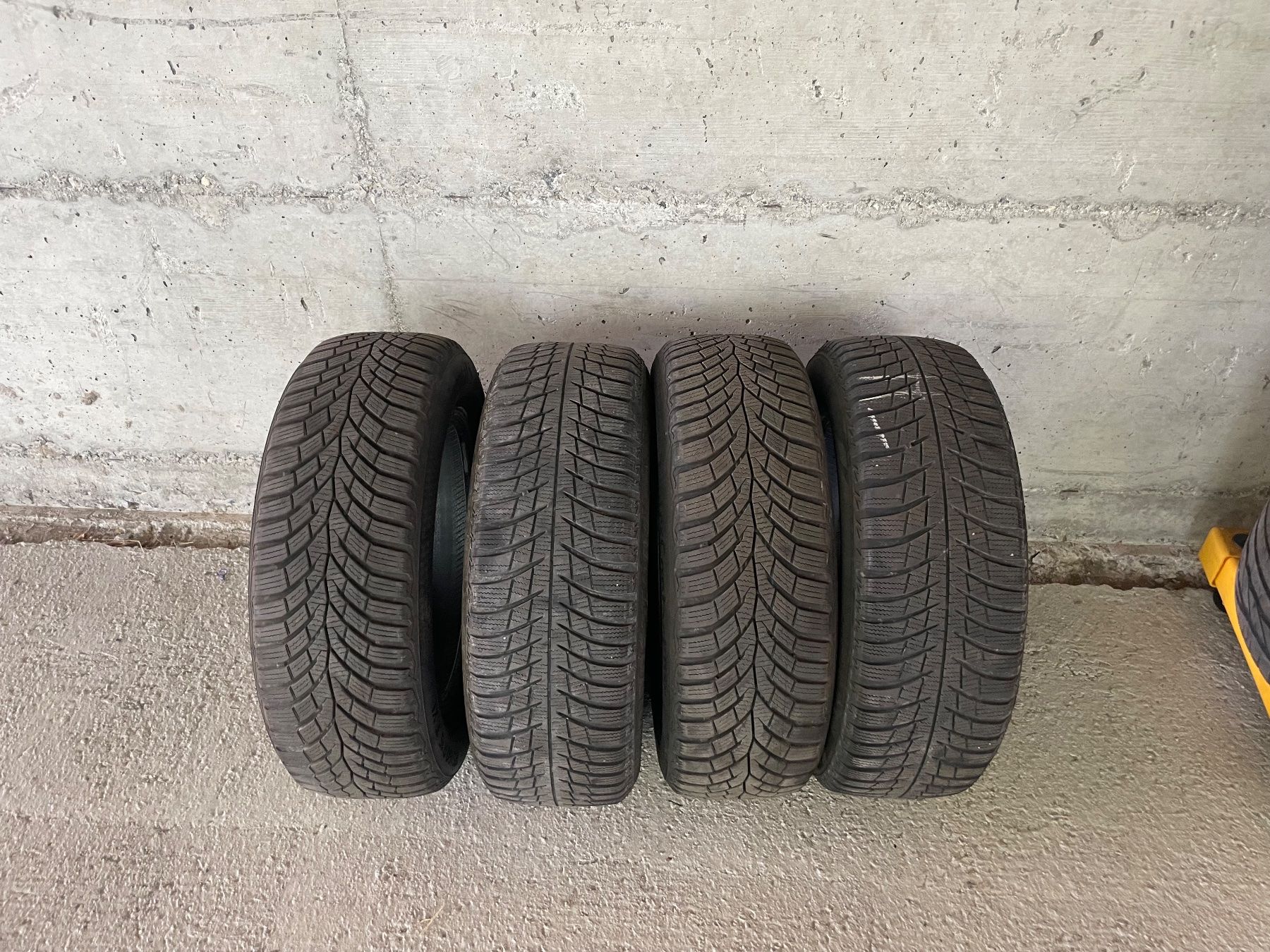 Pneumatici & Ruote complete: 4x 185/ 60 R15 Winterreifen – Usato da Einsiedeln venduto da VH_