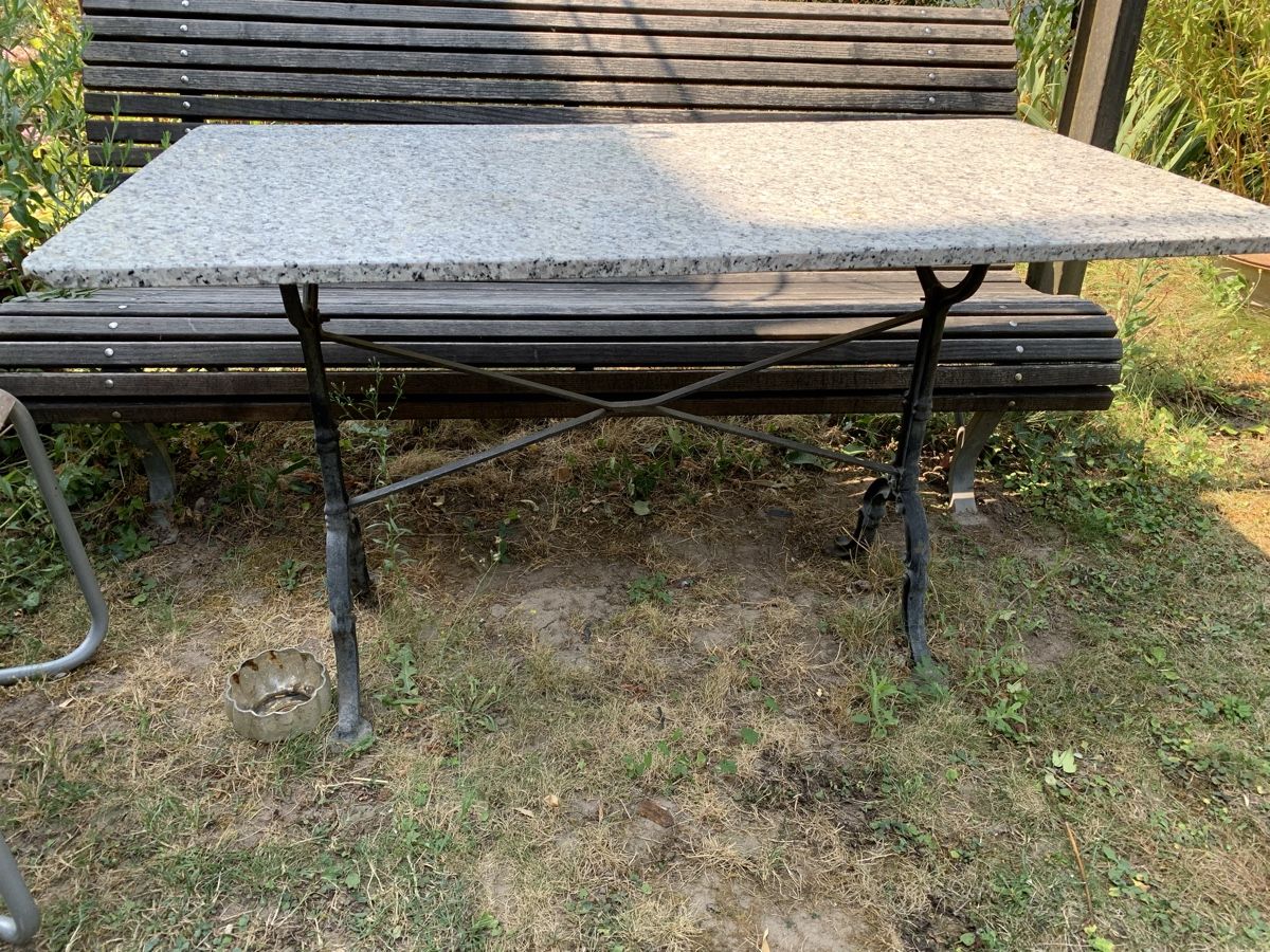Tische: Gartentisch mit Steinplatte  – Gebraucht aus Riehen von Sajoka