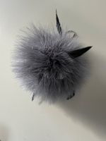 Flauschiger Pom Pon grau mit Federn, NEU