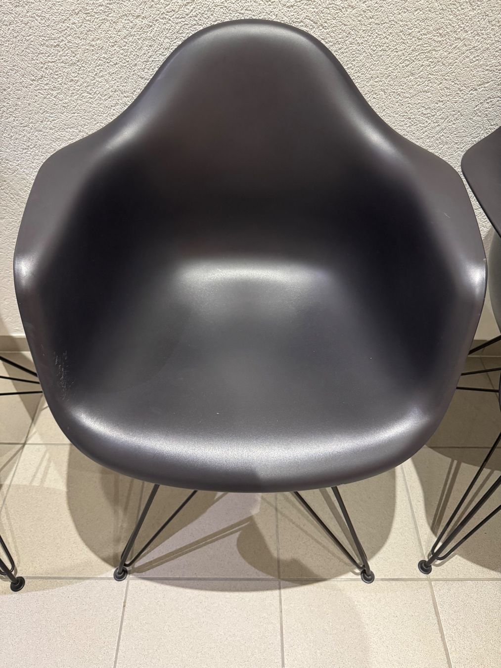 Vitra Stühle: 3x Vitra Eames Plastic Armchair DAR – Original – Anthrazit – Gebraucht aus Gross von isa_mv6h 2
