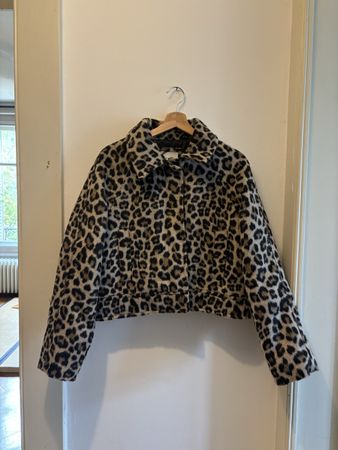 Veste courte Bershka motif léopard, taille S, neuve