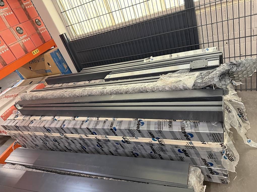 Profiles: Aluminium-Pfosten Anthrazit – Neuf avec emballage d'origine à Muttenz par Serkan013 2